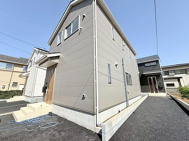 【現地外観写真/2号棟】
西武国分寺線「恋ヶ窪」駅まで徒歩11分の立地。第一種低層住居専用地域内の、閑静な住宅地に位置しています。/現地(2026年5月)撮影
