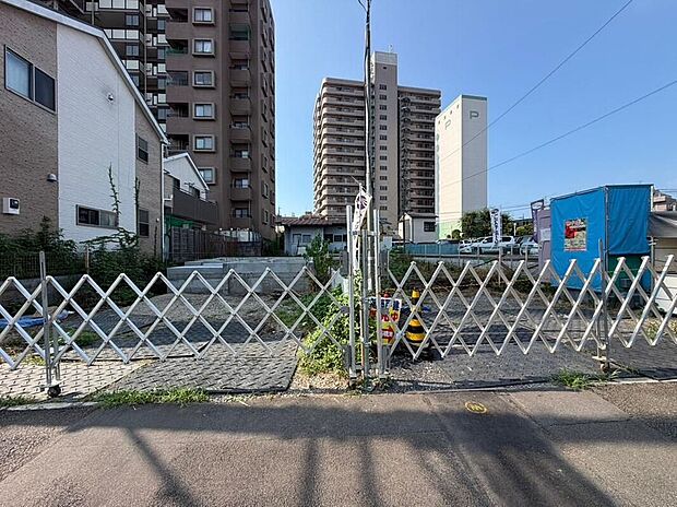 住まい探しは街探し。みんなが街探しのポイントにしているのは何? 第1位は過半数が支持した納得の 「交通の利便性」。続いて3割以上の人がポイントだと答えたのは「住環境」と「公園、緑地の充実」さ。