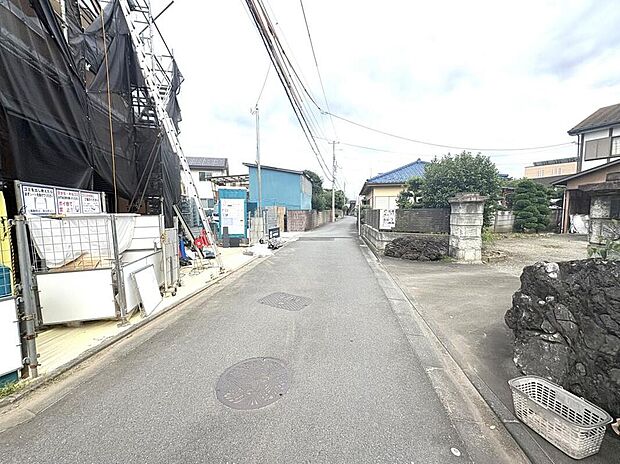 【落ち着いた前面道路環境】 前面道路は現況約4mの西側公道に接道しています。交通量が少ない静かな住環境で、お子様のお出かけや毎日の駐車作業もスムーズ&安心に行えるストレスフリーなレイアウトです。