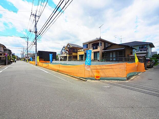 【前面道路含む現地写真】建築条件付き土地には、「自由度」と「コスト」のバランスが取れた魅力があります青空の下、新しい家族の物語を育む住まいがここに。穏やかな街並みは、子育て世代にぴったりの安心感を提供します。