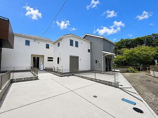 【現地外観写真】忙しく過ぎゆく日常を置き去るほど、ゆったりした時間が流れる住環境です。『快適』は「家」と「街」と「環境」が調和した時に訪れるのだと改めて感じさせてくれます。青空加工しております。