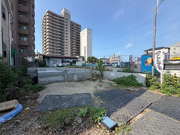 【前面道路含む現地写真】あらゆる夢を叶える、新たな未来へ一歩踏み出す…。明日への勇気と活力を与えてくれる、そんな邸がこちらです。