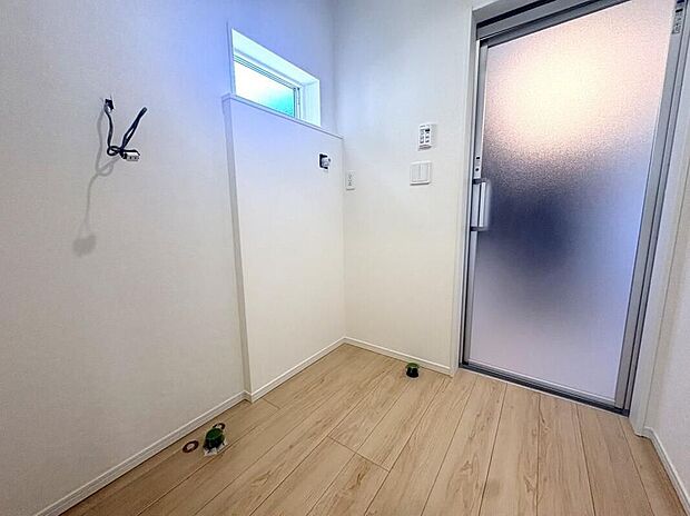 【洗面台・洗面所】ホワイトを基調にまとめた室内はホテルライクな空間を創造しております。身だしなみのチェックがしやすい大きな鏡、下には収納がたっぷり。可動棚もあるのでスッキリとした空間をお作りいただけます。