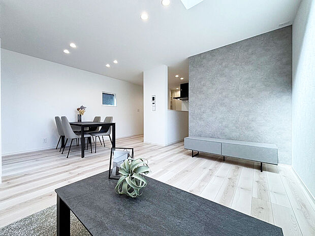 リビング C号棟
■南向きのリビングには心地いい日差しが差し込みます
■4人掛けのダイニングセットを置いても横を通り抜けられるゆとりの幅