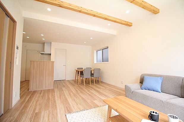 リビング　同仕様写真
■床暖房が標準の為、空気の乾燥、汚すことなく冬場でも快適です。
■家事導線を考えた間取