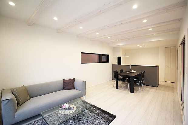 リビング 同仕様写真 B号棟
■木肌の美しいあらわし梁がワンランク上の生活を演出!
■リビングを見渡せる対面式キッチンだからお子様がいても安心です!