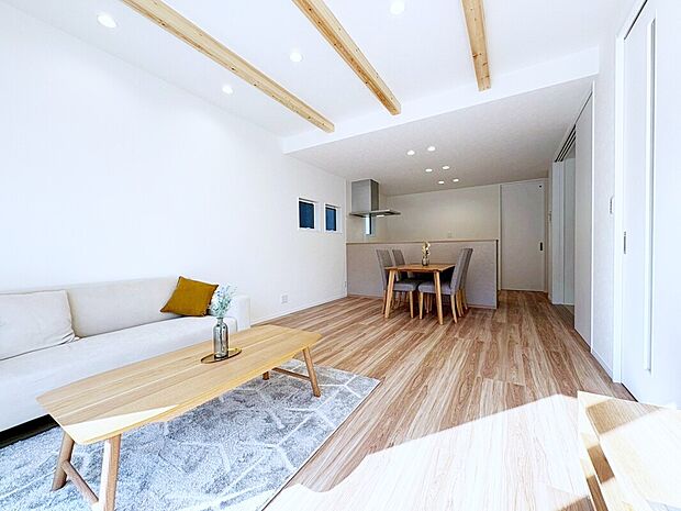 リビング　C号棟
■リビングを見渡せる対面式キッチンだからお子様がいても安心
■4人掛けのダイニングセットを置いても横を通り抜けられるゆとりの幅