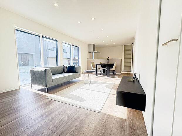 B号棟　リビング 
ガス温水式床暖房を搭載し、空気の乾燥、汚すことなく冬場でも快適です。