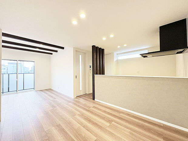 リビング現地写真B号棟　ガス温水式床暖房を搭載し、空気の乾燥、汚すことなく冬場でも快適です。
