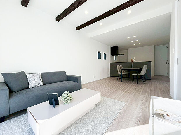 リビング　C号棟
■リビングを見渡せる対面式キッチンだからお子様がいても安心
■4人掛けのダイニングセットを置いても横を通り抜けられるゆとりの幅