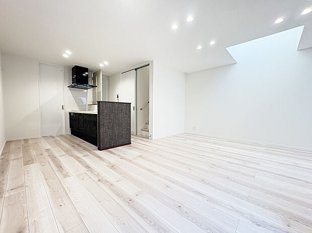 A号棟　リビング　ガス温水式床暖房を搭載し、空気の乾燥、汚すことなく冬場でも快適です！お気軽にアールプランナー不動産名古屋西営業所【0120-401-500】までお問い合わせください。


