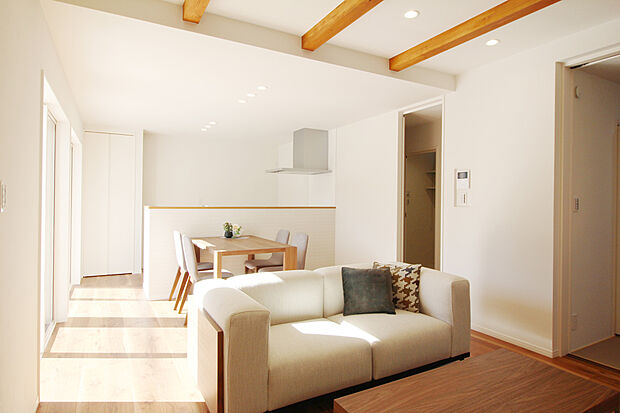 リビング　同仕様
■リビングを見渡せる対面式キッチンだからお子様がいても安心