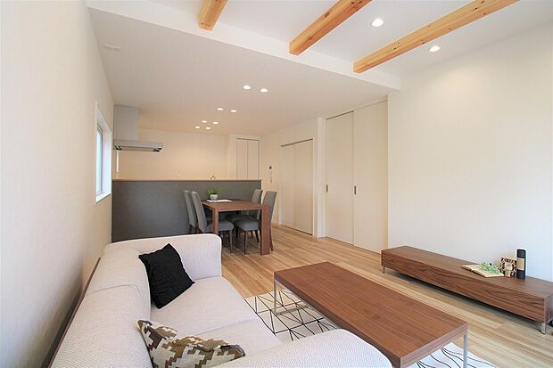 リビング　同仕様
■木肌の美しいあらわし梁がワンランク上の生活を演出