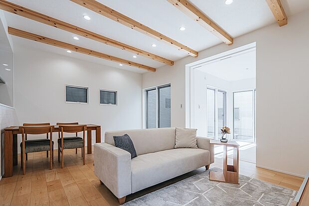 リビング
■木肌の美しいあらわし梁が、ワンランク上の生活を演出