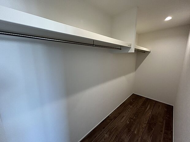【WIC　C号棟】■主寝室にはウォークインクローゼットを設け、十分な収納スペースをつくることで美しい空間づくりの手助けをします。