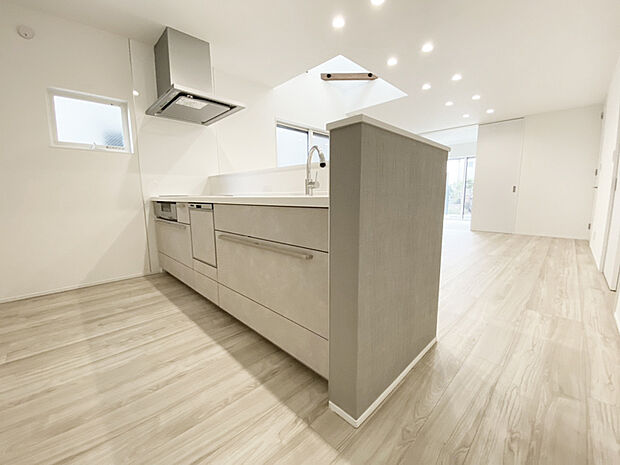 【キッチン　同仕様写真】■リクシル　システムキッチン「ES」洗練されたデザインと優れた使いやすさ。最新機能も多彩に備えた、システムキッチン。暮らしの中心として、家族が自然と集まる空間が実現します。
