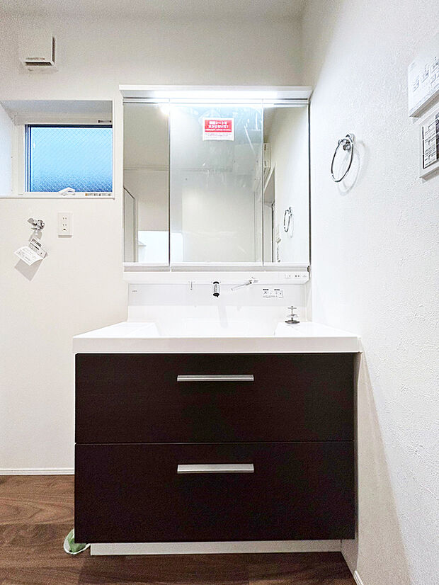 【洗面　同仕様写真】■リクシル　「EV」。洗面器一体型カウンターでつぎ目などの凹凸がなく汚れもさっとひと拭き。また節水と省エネ性にすぐれた上から水のでるキレイアップ水栓

