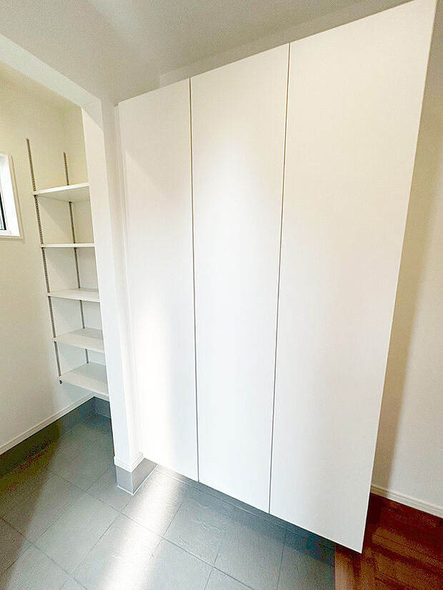 【土間収納】■玄関横に使い勝手が良いシューズクローク