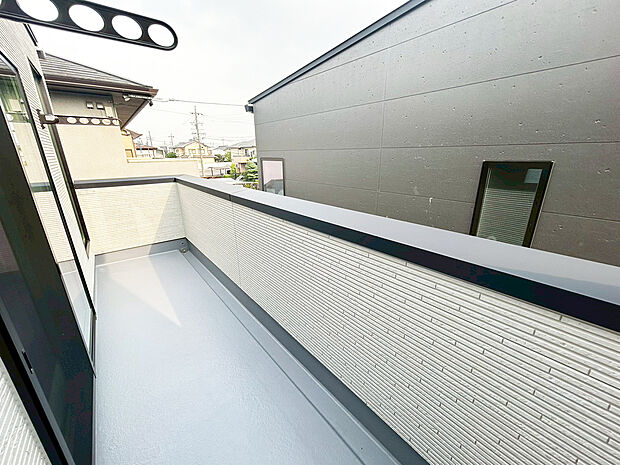 【バルコニー】■奥行きのあるバルコニー
■洗濯物が良く乾く南向き
