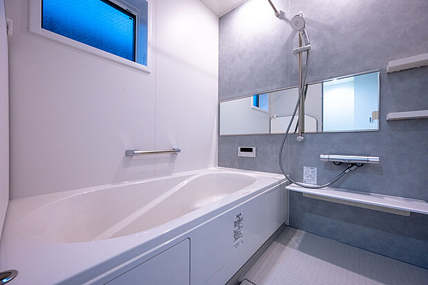 【浴室　同仕様写真】■リクシル　システムバスルーム「AX」。フロアはスポンジが奥まで入り掃除がラクラク。また独自の断熱層を使用しているため冬場でも冷やっとしません。