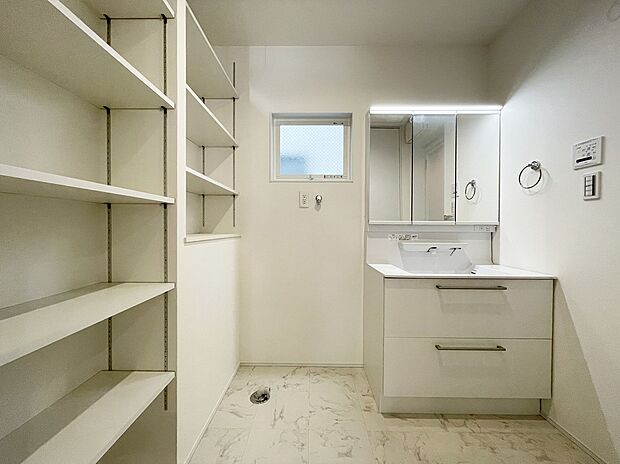 【洗面　同仕様写真】■リクシル　「EV」。洗面器一体型カウンターでつぎ目などの凹凸がなく汚れもさっとひと拭き。また節水と省エネ性にすぐれた上から水のでるキレイアップ水栓