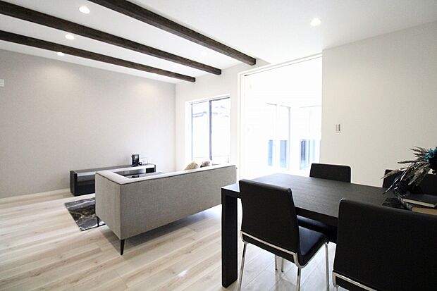 【リビング 同仕様写真 C号棟】■リビングを見渡せる対面式キッチンだからお子様がいても安心です
■ウォークインクローゼットは大容量の2.5帖