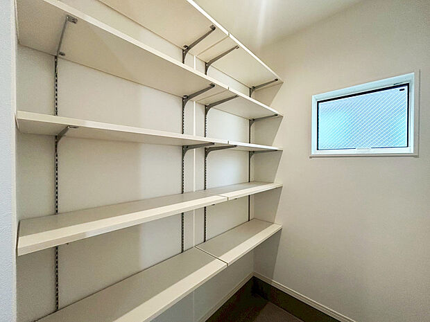 【土間収納　D号棟】■雨具やベビーカーなどの収納に便利な土間収納