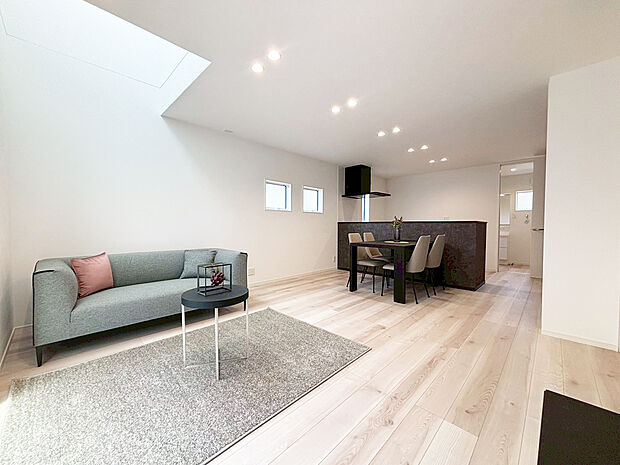 【リビング B号棟】■吹抜がリビングをより明るく開放的な空間に