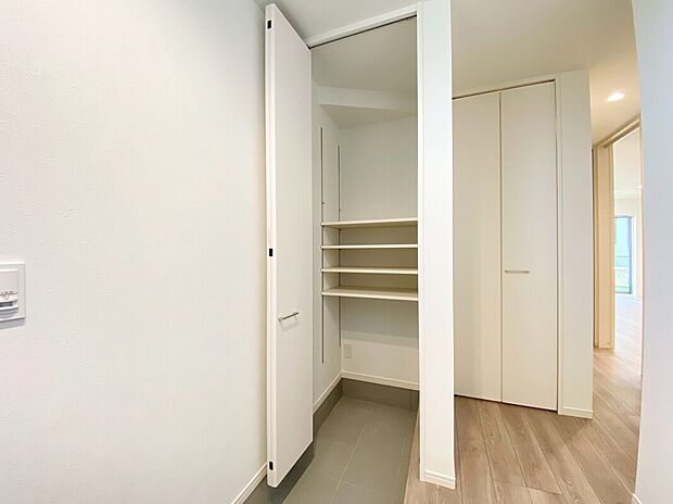 【土間収納 B号棟現地写真】■ゴルフバックやベビーカーを収納できる土間収納付き