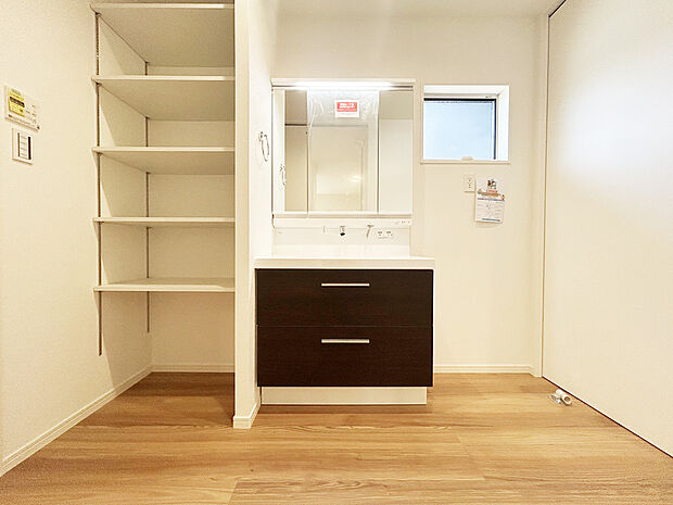 【洗面】■リクシル　「EV」。洗面器一体型カウンターでつぎ目などの凹凸がなく汚れもさっとひと拭き。節水と省エネ性にすぐれた上から水のでるキレイアップ水栓。