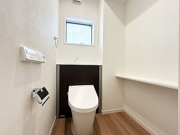 【トイレ】■INAX　「ベーシアピタ フチレス」。汚れにくくお掃除のしやすいフチレス形状の便器を採用することで少ない水でもしっかり汚れを洗い流し、清潔でデザイン性のある空間を実現します。