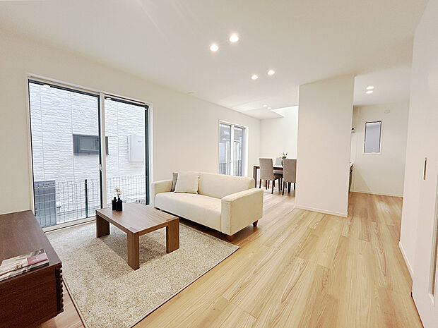 【リビング　現地写真】床暖房が標準の為、空気の乾燥、汚すことなく冬場でも快適に過ごすことができます。天井が高く、優しい光が差し込む吹き抜けが開放的なくつろぎ空間を演出します！