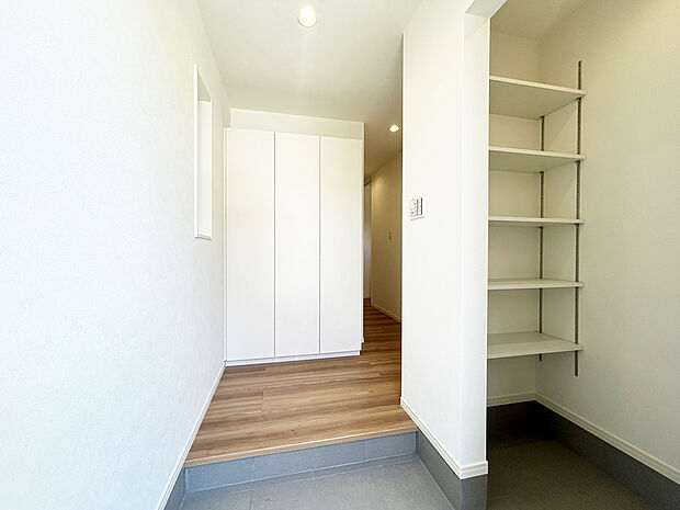 【玄関　現地写真】玄関横の土間収納には掃除道具や外用玩具、ベビーカーなどをそのまま収納することが可能です！