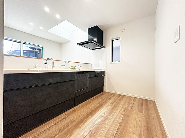 【キッチン　現地写真】システムキッチン「ES」洗練されたデザインと優れた使いやすさ。最新機能も多彩に備えた、システムキッチン。暮らしの中心として、家族が自然と集まる空間が実現します。