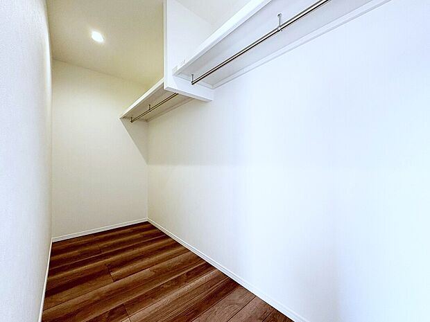 【ウォークインクローゼット　D号棟】■衣類だけではなく、バッグや帽子、アクセサリーといったファッションアイテムを全て一ヶ所で収納
■余分なものを置かずにすみ、寝室内がスッキリするウォークインクローゼット
