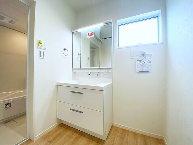 【洗面】■ヒーターなしでもくもりにくい「くもりどめコート」。
■引出し収納の他に3面ミラー裏にも高さを変えれる棚あり。
■シンクに継ぎ目などの凹凸がなく、飛び散った水滴をサッと拭き取れます。