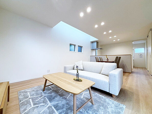 【リビング 】■空気を汚さず、ふく射熱で足元からポカポカと暖まる床暖房付き
■4人掛けのダイニングセットを置いても横を通り抜けられるゆとりの幅