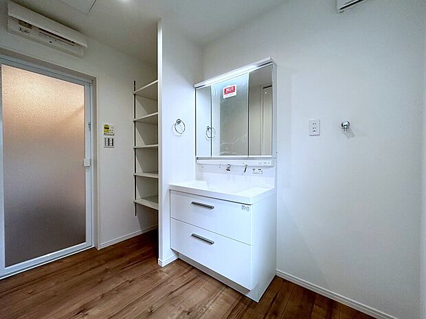 【洗面】■リクシル 「EV」。洗面器一体型カウンターでつぎ目などの凹凸がなく汚れもさっとひと拭き。節水と省エネ性にすぐれた上から水のでるキレイアップ水栓。