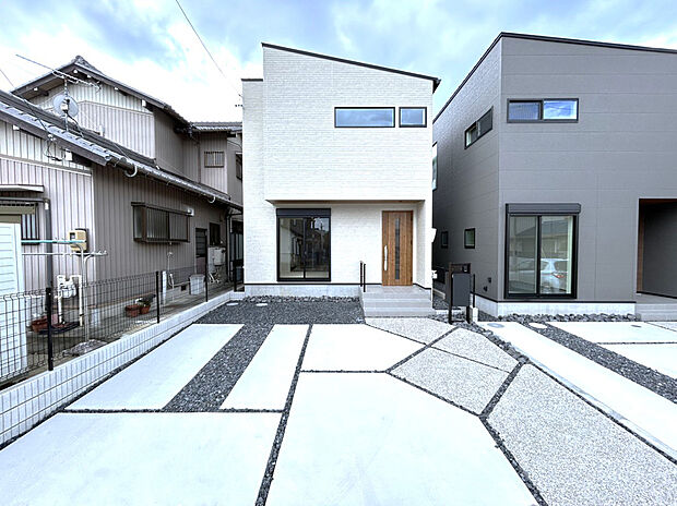 【B号棟】■白を基準とし玄関扉と軒天がアクセントの上品な外観