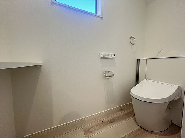 【トイレ　A号棟現地写真】■INAX　「ベーシアピタ フチレス」。汚れにくくお掃除のしやすいフチレス形状の便器を採用することで少ない水でもしっかり汚れを洗い流し、清潔でデザイン性のある空間を実現します。