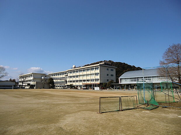 豊川市立中部中学校（約2,100m）