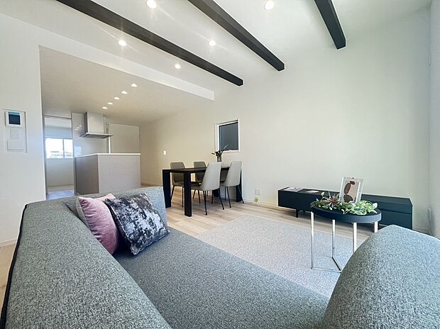 【リビング　A号棟現地写真】■木肌の美しいあらわし梁がワンランク上の生活を演出
■空気を汚さず、ふく射熱で足元からポカポカと暖まる床暖房付き。