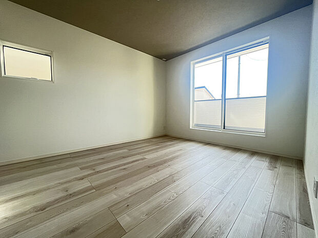 【主寝室　A号棟現地写真】■ゆったりとした広さを確保した癒しの主寝室。広々ウォークインクローゼット設置で、収納力も十分。快適な新生活が送れます。