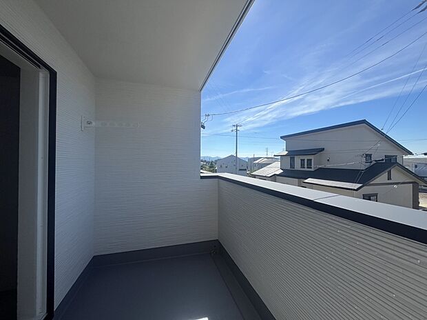 【バルコニー　A号棟現地写真】■奥行きのあるバルコニー
■洗濯物が良く乾く南向き