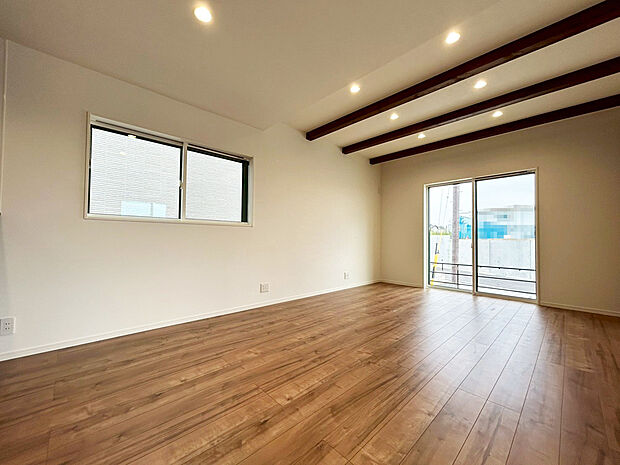 【リビング A号棟】■木肌の美しいあらわし梁が、ワンランク上の生活を演出