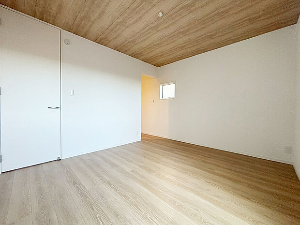 【主寝室　A号棟】■全居室収納あり
■ゆとりの広さ
■ウォークインクローゼットのある洋室は大型の荷物もスッキリ。