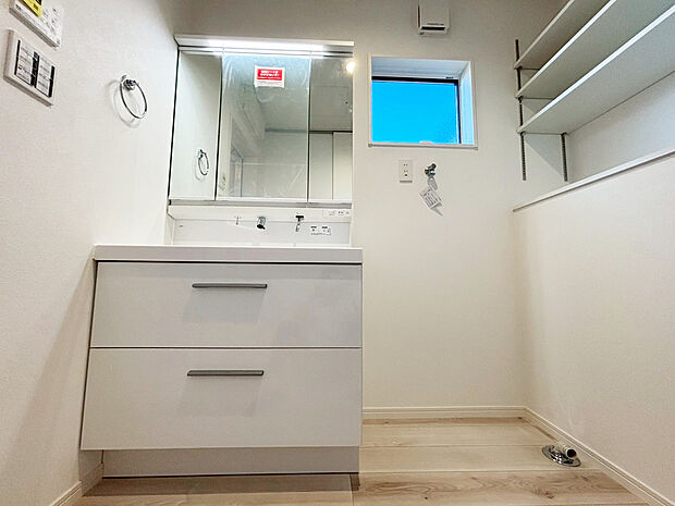 【洗面 A号棟現地写真】■リクシル 「EV」。洗面器一体型カウンターでつぎ目などの凹凸がなく汚れもさっとひと拭き。また節水と省エネ性にすぐれた上から水のでるキレイアップ水栓。