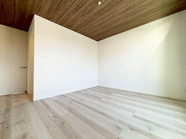 【主寝室 A号棟】■全居室収納あり
■ゆとりの広さ
■ウォークインクローゼットのある洋室は大型の荷物もスッキリ。