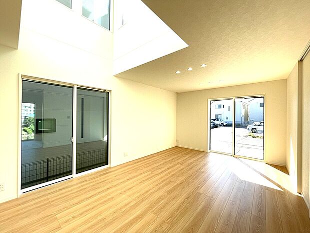 【リビング A号棟】■空気を汚さず、ふく射熱で足元からポカポカと暖まる床暖房付き
■4人掛けのダイニングセットを置いても横を通り抜けられるゆとりの幅