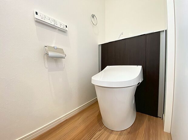 【トイレ A号棟現地写真】■INAX 「ベーシアピタ フチレス」。汚れにくくお掃除のしやすいフチレス形状の便器を採用することで少ない水でもしっかり汚れを洗い流し、清潔でデザイン性のある空間を実現します。